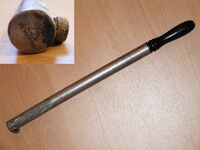 Hersteller: ??, Baujahr: vrmtl. um 1960, verbaut an: ?? (vrmtl. Zubehörteil), Material; Alu, Holz, Kolbenführung aus thermoplast. Kunststoff, bekannte Farben Alu blank/schwarz,