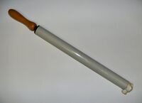 Luftpumpe von Saxonia Zeitraum: vrmtl. 70er Jahre Verwendung: Zubehörteil Material: Kunststoff, Holz Bekannte Farben: grau Bemerkungen: