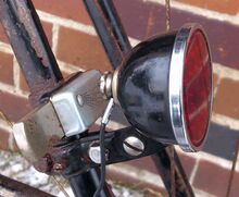 Zeitraum: 19xx bis 195x, hier: 1950 Verwendung: Simson-Fahrräder Material: Stahlblech, Glas Farben/Varianten: schwarz/verchromt Bemerkungen: ohne Hersteller-Prägung