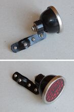 Zeitraum: 19xx bis 19xx Verwendung: Zubehör Material: Kunststoff, Glas, Blech Farben/Varianten: schwarz, blanke Teile vernickelt Bemerkungen: "K. HESS RUHLA" ins Gehäuse eingegossen