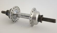 RENAK-Rennradnabe mit Stahlhülse und Aluminium-Flanschen Zeitraum: 1954 bis 1956 Verwendung: Diamant Modell 167 und Luxus-Sporträder Material: Aluminium, Stahl (verchromt) Befestigung: Flügelmuttern Bemerkungen: Flansche und Hülse über gezahnte Übermaßverbindung verbunden; keine besondere Staubabdichtung der Lager