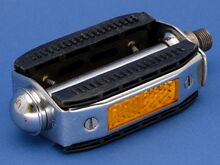 Rahmenrückstrahlerpedale mit Kunststofftrittflächen Zeitraum: vrmtl. Ende 1970er Jahre Hersteller: vrmtl. VEB Zweiradzubehör Benshausen Verwendung: - Material: Stahl (verchromt / verzinkt), Kunststoff Bemerkungen: vrmtl. Übergangsmodell zu Spritzgusspedalen; aufgepresste Staubkappe