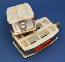 Rahmentretstrahlerpedale Zeitraum: spätestens 1984 bis vrmtl. 1990 Hersteller: VEB Fahrzeug- und Jagdwaffenwerk Ernst Thälmann Suhl Verwendung: Material: Kunststoff, Nirosta (Edelstahl) Bemerkungen: ohne Herstellerkennzeichnung