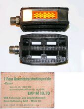 Rahmentretstrahlerpedale Zeitraum: ca. 1980 bis 1990 Hersteller: VEB Fahrzeug- und Jagdwaffenwerk Ernst Thälmann Suhl Werk 13, Werk 1, Werk 4/2 (1989) Verwendung: Tourensporträder, Sporträder und Luxus Klappräder Material: Kunststoff, Stahl verchromt oder Edelstahl Bemerkungen: ohne Herstellerkennzeichnung