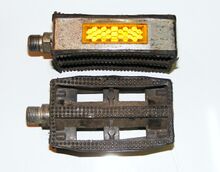 Rahmentretstrahlerpedale Zeitraum: ca. 1978 bis ca. 1980 Hersteller: VEB Zweiradzubehör Benshausen Verwendung: Tourensporträder, Sporträder und Luxus-Klappräder Material: Kunststoff, Stahl (verchromt) Bemerkungen: mit eingegossener Herstellerkennzeichnung ("VEB Zweiradzubehör")