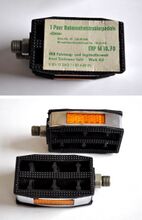 Rahmentretstrahlerpedale Zeitraum: ca. 1980 bis 1990 (hier: 1989) Hersteller: VEB Fahrzeug- und Jagdwaffenwerk Ernst Thälmann Suhl Werk 4/2 Verwendung: Tourensporträder, Sporträder und Luxus Klappräder Material: Kunststoff, Stahlblech (verchromt) Bemerkungen: ohne Herstellerkennzeichnung