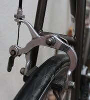 Rasant-Seitenzugbremse (Rennausführung - TYPE 700) Zeitraum: 19?? - 19?? Verwendung: Zubehörteil; Diamant Modell Rubin Material: Aluminium Bemerkungen: mit Seilzugentlastern für einfachen Radwechsel, mit oder ohne Beschriftung