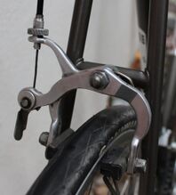 Rasant-Seitenzugbremse (Rennausführung - TYPE 700) Zeitraum: 198x bis 1991 Verwendung: Zubehörteil; Diamant Modell 35 715 "Rubin" Material: Aluminium Bemerkungen: mit Seilzugentlastern für einfachen Radwechsel, mit oder ohne Beschriftung