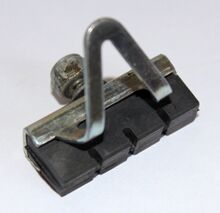 Bremsschuh für Rennradbremsen (mit Führungsblech) Zeitraum: 198x bis 1991 Verwendung: Modelle Diamant#Diamant Rennräder Material: Stahlblech (verzinkt) Bemerkungen: mit geschlitztem Bremsgummi