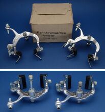 Rasant-Seitenzugbremse (Rennausführung - TYPE 700) Zeitraum: 198x bis 1991 Verwendung: Diamant Modell 35 715 "Rubin"; Zubehörteil Material: Aluminium Bemerkungen: mit Seilzugentlastern; Mittelstück rund; zur Direktmontage ohne Abstandshalter; Bremsschenkel mit Beschriftung; Bremsgummis mit 3 Kerben