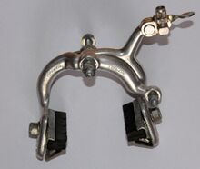 Rasant-Seitenzugbremse (Rennausführung) Zeitraum: 198x bis 1990 Verwendung: Diamant-Rennräder, Mifa Modell 208 Material: Aluminium Bemerkungen: mit angenietetem Bügelöffner (Seilzugentlaster); meist mit modernen Bremsschuhen