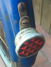 Zeitraum: 1950er/1960er Jahre Hersteller: Baldauf Material: Glas, Stahlblech Verwendung: hier an einem Mifa Modell S 8 Bemerkungen: für Schutzblechmontage (gewölbte Rückseite).