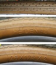 Zeitraum: hier: 1959 Größe: 26x1.75 Art: Drahtreifen Farbe: schwarz, rot, beige (im Bild) Bemerkungen: