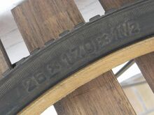 Zeitraum: 1950er Jahre Größen: 26x1,70x1½; 28x1,70x1½ Art: Wulstreifen Profil Nr. 3 Farbe: schwarz Verwendung: Als Ersatzteil für Vorkriegsräder Bemerkungen: