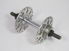 RENAK-Bahnradnabe mit Stahlhülse und Aluminium-Flanschen (neue Ausführung) Zeitraum: 196x bis 1990 Verwendung: Diamant Modell 35 708 Material: Aluminium, Stahl (verchromt) Befestigung: Bundmuttern Bemerkungen: linkes Lager außenliegend; zwei Gewinde für Ritzel und Konterring