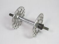 Bahnradnabe mit Stahlhülse und Aluminium-Flanschen Zeitraum: 1954 - 1990 Verwendung: Diamant Modell 177, 35 704 und 35 708 Material: Aluminium, Stahl (verchromt) Befestigung: Bundmuttern Bemerkungen: bis 1955 mit FuS-Prägung