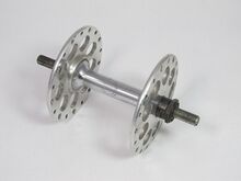 RENAK-Bahnradnabe mit Stahlhülse und Aluminium-Flanschen Zeitraum: 1954 bis 1990 Verwendung: Diamant Modell 177, 35 704 und 35 708 Material: Aluminium, Stahl (verchromt) Befestigung: Bundmuttern (FG 7,9) Bemerkungen: bis 1955 mit FuS-Prägung