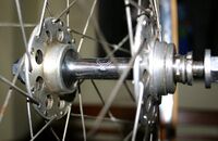 Bahnradnabe mit Stahlhülse und Aluminium-Flanschen (alte Ausführung) Zeitraum: 1954 - 196? Verwendung: Diamant Modell 177, 35 704 und 35 708 Material: Aluminium, Stahl (verchromt) Befestigung: Bundmuttern Bemerkungen: linkes Lager innenliegend; zwei Gewinde für Ritzel und Konterring