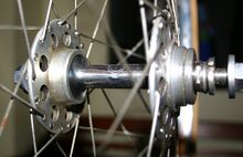 RENAK-Bahnradnabe mit Stahlhülse und Aluminium-Flanschen (alte Ausführung) Zeitraum: 1954 bis 196x Verwendung: Diamant Modell 177, 35 704 und 35 708 Material: Aluminium, Stahl (verchromt) Befestigung: Bundmuttern Bemerkungen: linkes Lager innenliegend; zwei Gewinde für Ritzel und Konterring