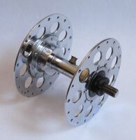 Hochflanschnabe für Radballfahrräder Zeitraum: 50er Jahre Verwendung: Möve Radballräder Material: Stahl (verchromt) Befestigung: Hutmuttern Bemerkungen: große, angenietete Flansche zum Bau besonders steifer Laufräder