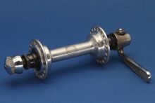 Einteilige RENAK-Rennradnabe (alte Ausführung) Zeitraum: 1956 bis 196x Verwendung: Diamant Rennräder und Luxus-Sporträder Material: Aluminium Befestigung: Flügelmuttern (FG 7,9) oder Schnellspanner Bemerkungen: kantiger Übergang von der Hülse zu den Flanschen; einfache Staubabdichtung der Lager (schwarz brünierte Staubschutzringe)