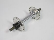 RENAK-Rennradnabe mit Stahlhülse und Aluminium-Flanschen Zeitraum: 1955 bis 1956 Verwendung: Diamant Modell 167 und Luxus-Sporträder Material: Aluminium, Stahl (verchromt) Befestigung: Flügelmuttern (FG 7,9) oder Schnellspanner Bemerkungen: Flansche und Hülse über gezahnte Übermaßverbindung verbunden; keine besondere Staubabdichtung der Lager