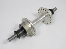 einteilige RENAK-Rennradnabe (alte Ausführung) Zeitraum: 1956 bis 196x Verwendung: Diamant Rennräder und Luxus-Sporträder Material: Aluminium Befestigung: Flügelmuttern oder Schnellspanner Bemerkungen: einfache Staubabdichtung der Lager (schwarz brünierte Staubschutzringe)
