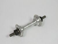 einteilige Rennradnabe (neue Ausführung) Zeitraum: 196? - 1990 Verwendung: Diamant Rennräder und Luxus-Sporträder Material: Aluminium Befestigung: Flügelmuttern oder Schnellspanner Bemerkungen: abgerundeter Übergang von der Hülse zu den Flanschen; Labyrinthdichtung als Staubschutz der Lager (mit auf die Konen aufgepressten Staubschutzringen)