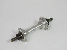 Einteilige RENAK-Rennradnabe (neue Ausführung) Zeitraum: 196x bis 1990 Verwendung: Diamant Rennräder und Luxus-Sporträder Material: Aluminium Befestigung: Flügelmuttern (FG 7,9) oder Schnellspanner Bemerkungen: abgerundeter Übergang von der Hülse zu den Flanschen; Labyrinthdichtung als Staubschutz der Lager (mit auf die Konen aufgepressten Staubschutzringen)