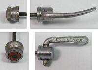 Zeitraum: 197? - 1991 Beschreibung: Einstellmutter mit roter Selbstsicherungseinlage; zylindrische Anpressbüchse; gebogener Spannhebel mit M4-Sicherungsmutter (hohe Hutmutter); charakteristischer Renak-Schriftzug