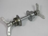 Renak-Nabe Zeitraum: 196? - 1990 Verwendung: Sporträder Material: Stahl (verchromt) Bemerkungen: linkes Lager außenliegend; Labyrinthdichtung als Staubschutz der Lager (mit auf die Konen aufgepressten Staubschutzringen)