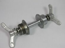 RENAK-Nabe Zeitraum: 1961 bis 1990 Verwendung: Sporträder Material: Stahl (verchromt) Bemerkungen: linkes Lager außenliegend; Labyrinthdichtung als Staubschutz der Lager (mit auf die Konen aufgepressten Staubschutzringen)