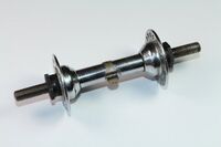 dreiteilige Renak-Nabe (Exportausführung) Zeitraum: 19?? bis 19?? Verwendung: Exportartikel Material: Stahl (verchromt) Bemerkungen: Ölerloch in der Mitte der Nabenhülse, verschlossen mit einer Metallspange