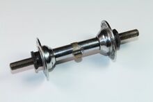 Dreiteilige RENAK-Nabe (Exportausführung) Zeitraum: vrmtl. nach 1958 bis 19xx Verwendung: Exportartikel Material: Stahl (verchromt) Bemerkungen: Ölerloch in der Mitte der Nabenhülse, verschlossen mit einer Metallspange