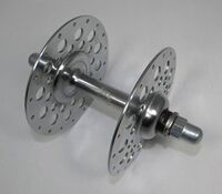 Hochflanschnabe für Radballfahrräder Zeitraum: 60er bis 80er Jahre Verwendung: Mifa Radballräder Material: Stahl (verchromt) Befestigung: Hutmuttern Bemerkungen: große Flansche zum Bau besonders steifer Laufräder