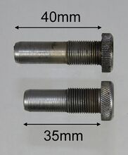 Vergleich der Führungsbüchsen des Viergang- (oben) und Fünfgang-Schaltwerks (unten) Durch präzises Kürzen der 4-fach-Büchse kann jedes RENAK-Viergang-Schaltwerk der letzten Generation auch 5 Gänge schalten. Da sich der Betätigungsweg nach innen hin nicht verändert, ist am Schaltwerk kein anderes Schaltkettchen notwendig. Der Schalthebel muss hingegen entsprechend angepasst werden.
