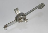 Zeitraum: 1961 - 196? Verwendung: Material: Aluminium, Stahl (verchromt) Bemerkungen: baugleich mit letzter Optima-Ausführung (Zugkettchen fehlt im Bild); Montage direkt am Rahmen und mittels Schelle