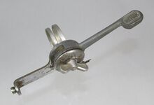 Zeitraum: 1962 bis 196x Verwendung: Material: Zinkdruckguss, Stahl (verchromt) Bemerkungen: baugleich mit letzter Optima-Ausführung (Zugkettchen fehlt im Bild); Montage direkt am Rahmen und mittels Schelle