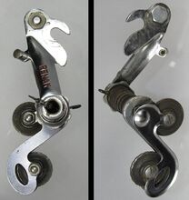 Schaltwerk Nr. 202 Zeitraum: 1961 bis 1967 Verwendung: Diamant Rennräder Material: Stahl (verchromt) Kettenmaß: schmal / Rennkette (3/32") Bemerkungen: Schriftzug als rot ausgelegte Prägung mit großer Schrift; inneres Kettenleitblech mit Ausbruch an der unteren Rolle