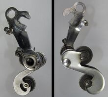 Schaltwerk Nr. 37 VK Zeitraum: 1958 bis 1960 Verwendung: Diamant Rennräder, Diamant Luxus-Sporträder Material: Stahl (verchromt) Kettenmaß: schmal / Rennkette (3/32") Bemerkungen: baugleich mit Optima-Schaltwerk; Schriftzug als Prägung