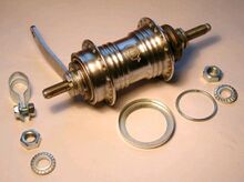 RENAK-Rücktrittnabe Zeitraum: vrmtl. ab 1990 bis 1994 Verwendung: sportliche Tourenräder Material: Stahl (verchromt) Bemerkungen: Funktion wie bisherige RENAK-Freilaufnaben nach dem Walzen-Prinzip; Prägung: neues Logo