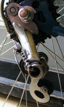 Schaltwerk Nr. 201 Zeitraum: 1960 bis 1967 Verwendung: Diamant Rennräder, Diamant Luxus-Sporträder Material: Stahl (verchromt) Kettenmaß: schmal / Rennkette (3/32") Bemerkungen: Schriftzug mit kleiner Schrift von Rechteck umgeben, mit RENAK-Abziehbild; Verstellrad der Kettenvorspannung nun aus Alu-Guss und Vereinfachung der Konstruktion