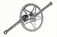 Kettenblatt von Fichtel & Sachs/RENAK für Getriebe-Typ TL-10 Zeitraum: 1954 bis 1990 Verwendung: Tourenräder aller Marken, Mifa-Klappräder und Tourensporträder von Mifa Material: Stahl (verchromt), auch schwarz lackiert bekannt Größe: 46 Zähne Zahnbreite: 2,8 mm (für 1/8"-Kette) Bemerkungen: bei den Klapprädern betrug die Kurbellänge bis ca. 1976 nur 150 mm