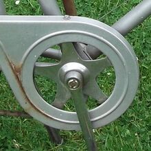 Kettenblatt von RENAK für Getriebe-Typ TL-10 Zeitraum: 1990 Verwendung: Tourensporträder von Mifa Material: Stahl (verchromt) Größe: 46 Zähne Zahnbreite: 2,8 mm (für 1/8"-Kette) Bemerkungen: Segmente ohne Ausstanzungen