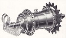 RENAK-Rücktrittnabe Zeitraum: 1955 bis 1990 Verwendung: alle Fahrradtypen Material: Stahl (verchromt) Bemerkungen: erhältlich mit verschiedenen Speichenlochzahlen; hier gezeigter Bremsanker wohl nur kurzzeitig verwendet; Prägung: siehe Tabelle unten