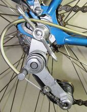 Schaltwerk Nr. 36 DK Zeitraum: 19xx bis mind. Ende 1964 Verwendung: Zubehörteil Material: Stahl (matt verchromt/brüniert) Kettenmaß: Standard (1/8") Bemerkungen: Baugleich mit FuS-Optima-Schaltung