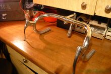 Diamant-Rennlenker (Mod. 167) Zeitraum: 1954 bis 1963 Verwendung: Modelle Diamant#Diamant RennräderDiamant-Rennräder Material: Aluminium Breite: 38 cm Bemerkungen: geprägt mit Diamant - Modell 167