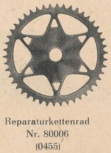 Reparaturkettenblatt Zeitraum: spätestens 1956 bis 1964 Verwendung: Zubehör-/Ersatzteil Material: Stahl Befestigung: unspezifisch (individuell anpassbar) Größe: 46 Zähne Zahnbreite: 2,8 mm (für 1/8"-Kette) Bemerkungen: für Vorkriegsmodelle mit individuellen/speziellen Getrieben; Befestigung durch Schweißen, Nieten oder Schrauben