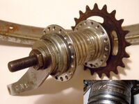 Rücktrittnabe "Renak Speed" Zeitraum: 198? - 199? Verwendung: sportliche Tourenräder Material: Stahl (verchromt) Bemerkungen: geprägt: "RENAK speed 28 36"; die Nabenhülse erinnert vom inneren Aufbau her sowie mit ihrer äußeren Rillenstruktur an F&S Naben, der Nabendurchmesser ist deutlich kleiner als bei herkömmlichen Rücktrittnaben von Renak