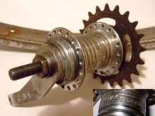 RENAK-Rücktrittnabe Speed Zeitraum: vrmtl. ab 1990 bis 1994 Verwendung: sportliche Tourenräder, 12,5"-Kinderfahrräder Material: Stahl (verchromt) Bemerkungen: Prägung: "RENAK speed 28 36", Bremsanker mit RENAK und neuem Logo; baugleich mit der Jet-Freilaufnabe von Fichtel&Sachs